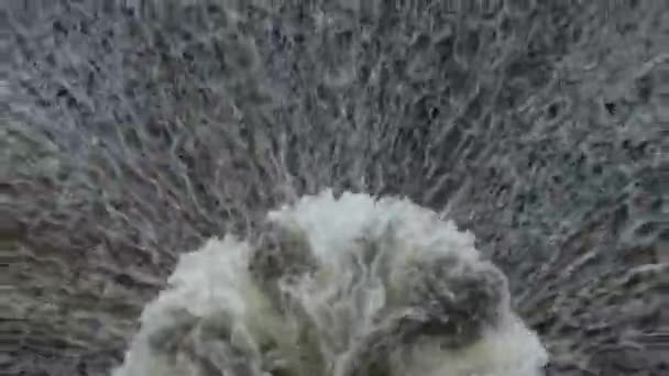 Огромная Вода Вытекающая Плотины Озера Зеленая Энергия Источника Воды Падение — стоковое видео