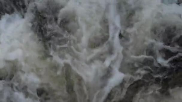 Burzliwy Strumień Wody Tryskającej Gniazdka Grawitacyjnego Zaporze Jeziora Machovo — Wideo stockowe