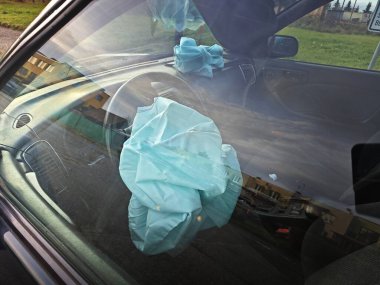 Ön taraftaki hava yastığıyla kaza yapan bir otomobilin içi..