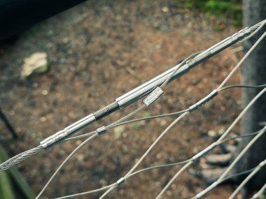 Modern tel örgü eklemlerindeki gerginliği sona erdirmek için. İplik ve gerilim mekanizması ile çapa gözü, güvenlik ekipmanı