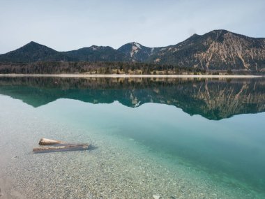 Güney Bavyera, Almanya 'da Alpler' de dağ gölü olan Idyllic yaz manzarası