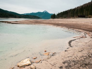 Walchensee Gölü 'nün kasvetli kıyıları Alplerin aşağısında, Almanya