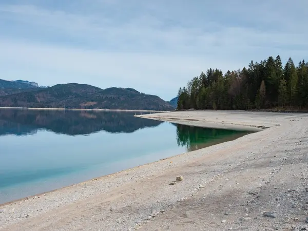 Güney Bavyera, Almanya 'da Alpler' de dağ gölü olan Idyllic yaz manzarası