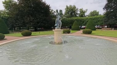 Podebrady, Çek Cumhuriyeti - 2025-07-25. Kadın ve kuğu heykeli Podebrady parkında.