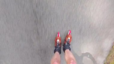 Çizmeli bacaklar ormanda terk edilmiş asfalt yolda ilerliyor.. 