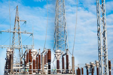 Elektrik devrelerindeki yüksek voltajlı şalter. Akşamları elektrik iletim hatları. Yüksek voltajlı şalter ve elektrik santrali ekipmanları.