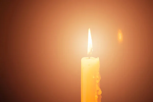Old Lighting Candle Dark Close Single Candle Light Flame Black — Stock Photo, Image