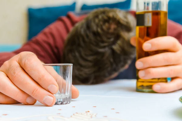 Närbild Flaska Alkohol Och Glas Okontrollerad Konsumtion Alkohol Alkoholism Sjukdom — Stockfoto