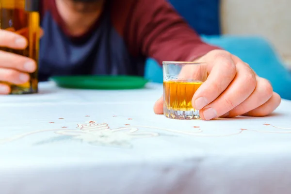 不受控制的饮酒 酒精中毒 酒瓶和玻璃杯的闭塞 不受控制的饮酒概念 — 图库照片