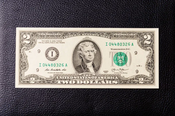 2ドル紙幣銀行券シリーズ2013社長トーマス ジェファーソンの肖像画 古いアメリカのお金の銀行券 ヴィンテージレトロ アメリカ 黒革の背景 — ストック写真