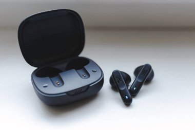 Kablosuz Bluetooth kulaklıklar. Sıfır kablo JBL Wave300 derin baslar. Siyah JBL kulaklıklar. Litvanya, Telsiai.02-09-2023.