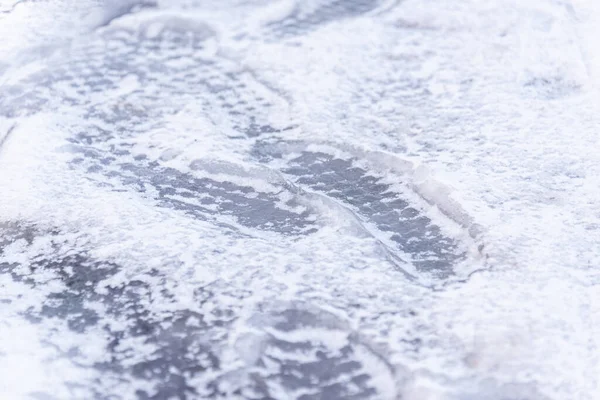 Ślady Stóp Człowieka Śniegu Śnieg Ziemi Pierwszy Śnieżny Dzień Zimy — Zdjęcie stockowe