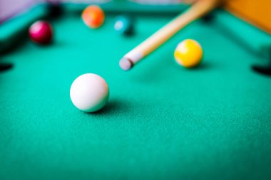 Yeşil bilardo masasında bilardo topu kompozisyonu. Kumar bilardo oyunu.