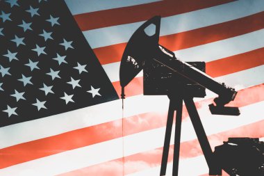 Amerikan bayrağının arka planında petrol pompası. ABD bayrağının arka planında petrol sondaj pompası. Çifte maruziyet..
