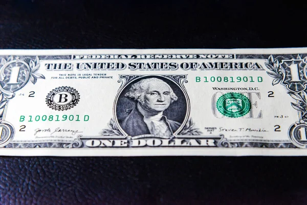 Siyah Deri Bir Arka Plan Için Bir Dolar Konsepti — Stok fotoğraf