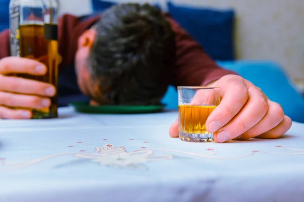 Niekontrolowane Spożycie Alkoholu Choroby Alkoholowej Zbliżenie Butelki Alkoholu Szkła Pojęcie — Zdjęcie stockowe