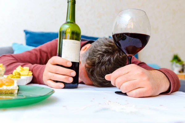 Okontrollerad Konsumtion Alkohol Alkoholism Sjukdom Närbild Vin Flaska Och Glas — Stockfoto