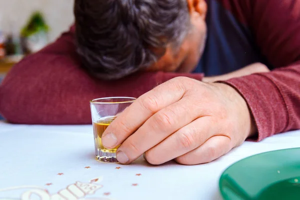 酒精消费不受控制 酒精中毒 酒精饮料的闭塞 酒精消费不受控制的概念 在家喝醉酒的人 有选择的焦点 — 图库照片