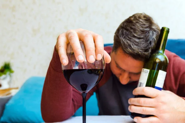 Pijany Człowiek Depresji Domu Niekontrolowane Spożycie Alkoholu Choroba Alkoholowa Zbliżenie — Zdjęcie stockowe