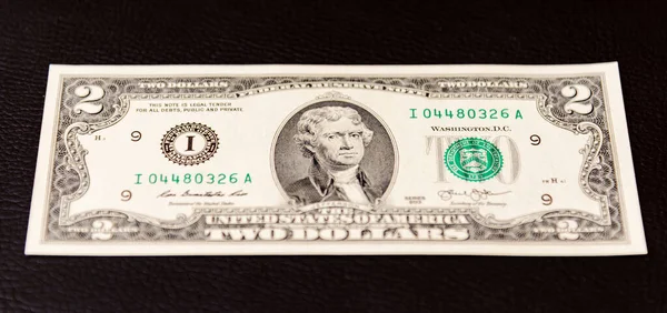 バナー2 2ドル紙幣銀行券シリーズ2013社長トーマス ジェファーソンの肖像画 古いアメリカのお金の銀行券 ヴィンテージレトロ 黒革の背景 — ストック写真