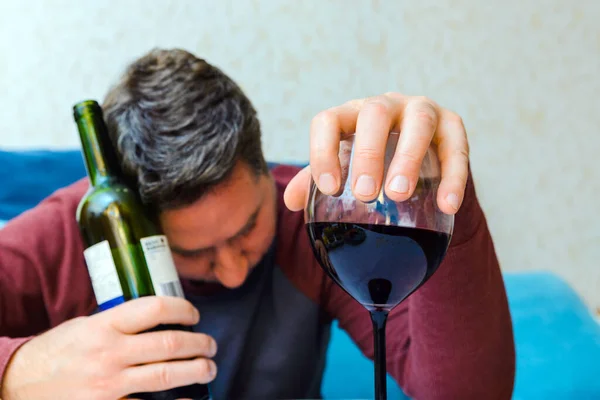 Nekontrolovaná Konzumace Alkoholu Alkoholická Choroba Detailní Záběr Láhve Vína Sklenice — Stock fotografie