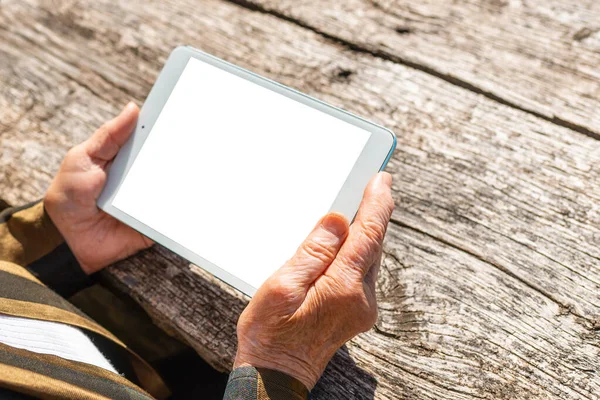 Vacio Blanco Pantalla Mockup Elderly Mujer Usando Tablet Old Mesa — Foto de Stock