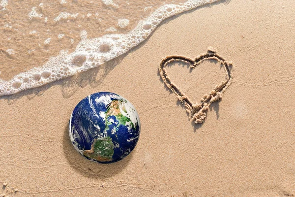 Světová Zeměkoule Srdce Nakreslené Písku Pláži Láska Starat Náš Přírodní — Stock fotografie