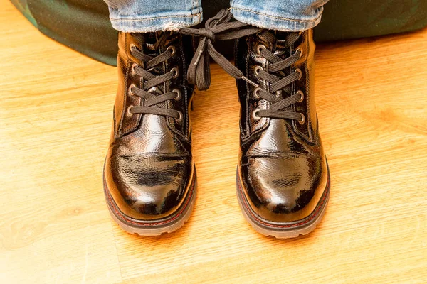 Aprilie Prostește Conceptul Pantof Legat Împreună Acasă Camera — Fotografie, imagine de stoc