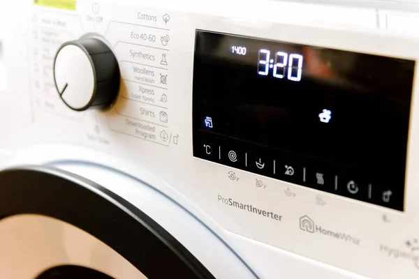 家庭用ディスプレイ洗濯乾燥機 現代の家庭用洗濯乾燥機マシンダイヤルのマクロ写真部分 — ストック写真