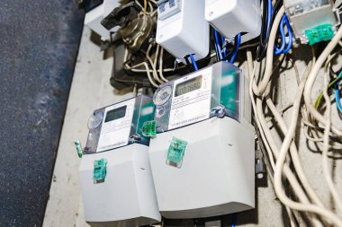 Kilowatt 'lık elektrik sayaçları, elektrik besleme sayaçları. Modern akıllı şebeke yerleşim yeri dijital güç sayacına yakın çekim. Kapalı mekanda çekim..