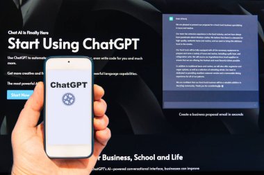 Ekran ChatGPT, yapay zekayla sohbet, yapay zeka. OpenAI tarafından geliştirilen yapay zeka sohbet robotu kullanılarak erkek araştırması. Telsiai, Litvanya.02-24-2023.