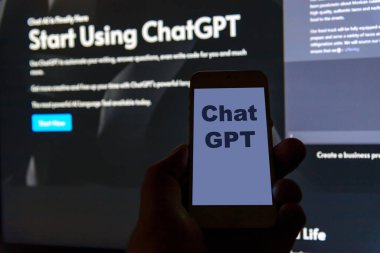 Ekran ChatGPT, yapay zekayla sohbet, yapay zeka. OpenAI tarafından geliştirilen yapay zeka sohbet robotu kullanılarak erkek araştırması. Telsiai, Litvanya.02-24-2023.