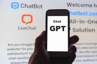 Ekran ChatGPT, yapay zekayla sohbet, yapay zeka. OpenAI tarafından geliştirilen yapay zeka sohbet robotu kullanılarak erkek araştırması. Telsiai, Litvanya.02-24-2023.