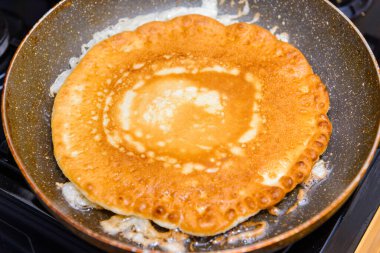 Tavada Amerikan gözlemesi yanığı, mutfakta ev yapımı krep. Gaz ocağında tavada leziz ince bir krep. Yaklaş..