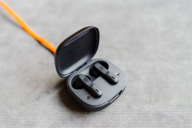 Kablosuz Bluetooth şarj kulaklığı. Sıfır kablo JBL Wave300 derin bas. Siyah JBL kulaklık. Anlaşıldı uzay. Litvanya, Telsiai.02-09-2023.