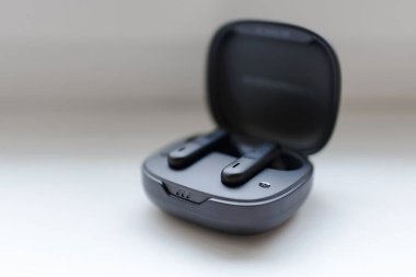 Kablosuz Bluetooth kulaklıklar. Sıfır kablo JBL Wave300 derin baslar. Siyah JBL kulaklıklar. Litvanya, Telsiai.02-09-2023.