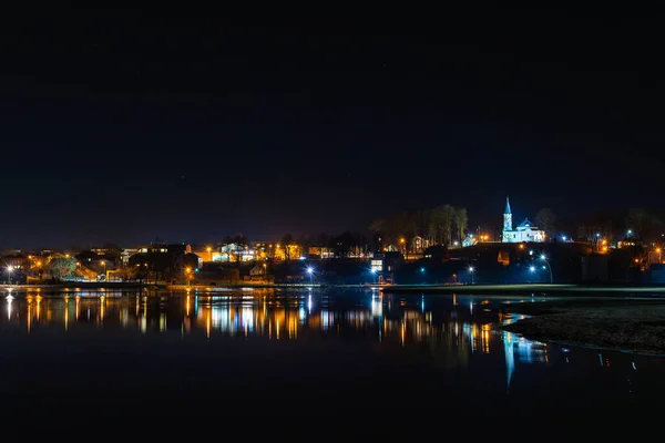 Город Тельшяй Ночное Озеро Литве Красивый Вид Зиму Разноцветных Домов — стоковое фото
