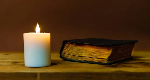 Religijna Koncepcja Biblia Świeca Starym Drewnianym Stole Piękne Złoto Tła — Zdjęcie stockowe