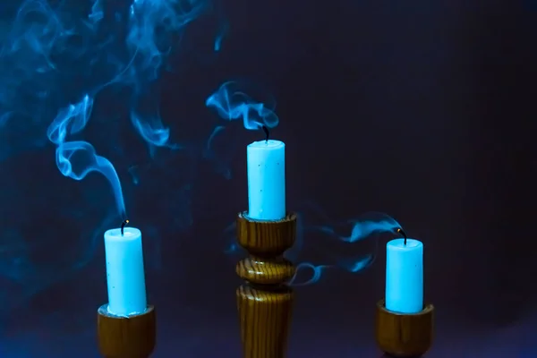 Koncepcja Religijna Trzy Zdmuchnięte Świece Pięknym Ciemnym Tle Dym Świecy — Zdjęcie stockowe