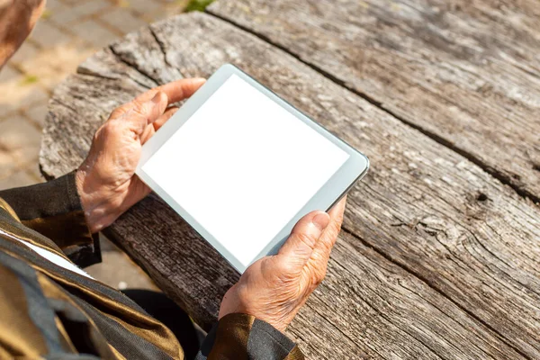 Vacio Blanco Pantalla Mockup Senior Mujer Usando Tablet Old Mesa — Foto de Stock