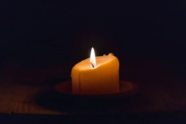 宗教观念 教堂中老式木制背景上的烛光 家里老式木桌上的烛光 宗教观念 黑暗背景 — 图库照片