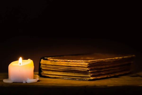 Koncepcja Religijna Biblia Świeca Starym Drewnianym Stole Piękne Złoto Tła — Zdjęcie stockowe