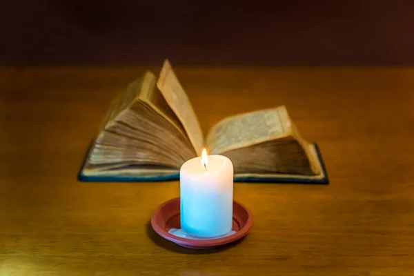 Concepto Religioso Biblia Vela Sobre Una Vieja Mesa Madera Hermoso —  Fotos de Stock