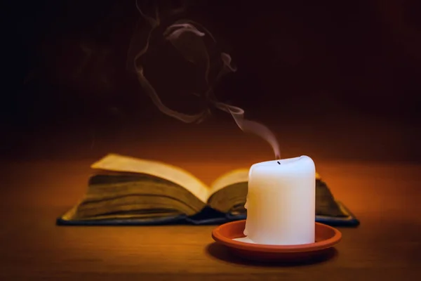 종교적 테이블에 촛불을 아름다운 아름답고 즐거운 — 스톡 사진