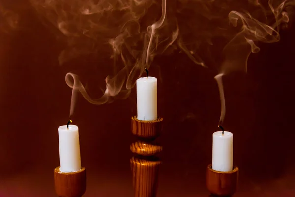 Náboženská Koncepce Tři Sfouknuté Svíčky Krásném Tmavém Pozadí Kouř Svíčky — Stock fotografie