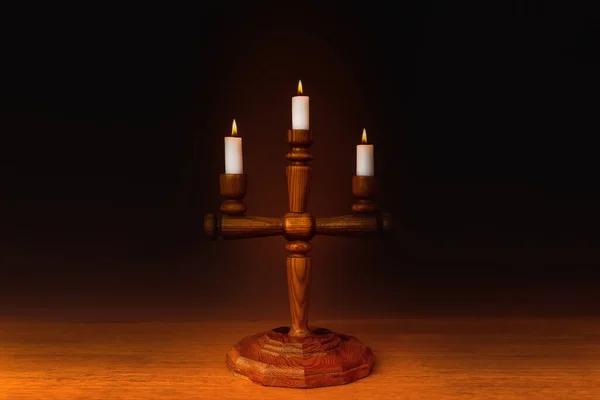 Svícen Svíčky Plameny Dřevěném Stole Tmavé Pozadí Symbol Modlitby Vzpomínka — Stock fotografie