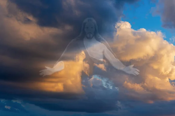 美しい宗教的概念 劇的な雲の中のイエス キリスト 空の雲の背景に神のシルエット — ストック写真