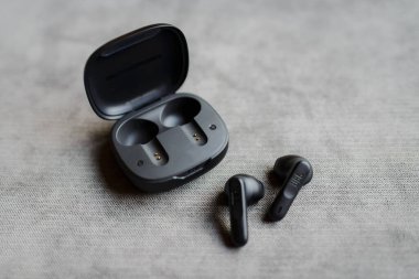 Kablosuz Bluetooth kulaklıklar. Sıfır kablo JBL Wave300 derin baslar. Siyah JBL kulaklıklar. Litvanya, Telsiai.02-09-2023.