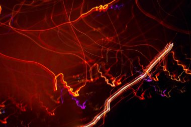 Gece boyunca çeşitli renklerde havai fişekler. Soyut tatil arkaplanı. Soyut kırmızı havai fişek arka planı. Uzayı kopyala. Bulanık görüntü..