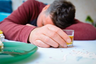 Kontrolsüz alkol tüketimi, alkolizm hastalığı. Alkol bardaklarının kapatılması. Kontrolsüz alkol tüketimi kavramı..